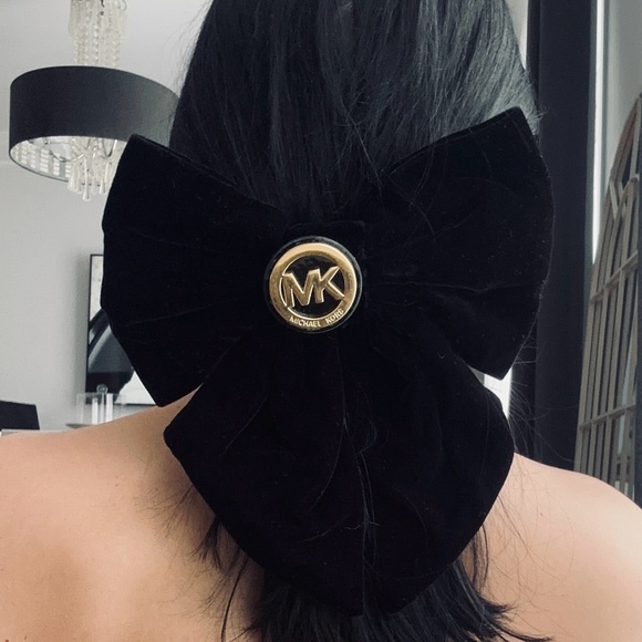 Black Velvet Bow Hair Clip - Picture 2 of 16